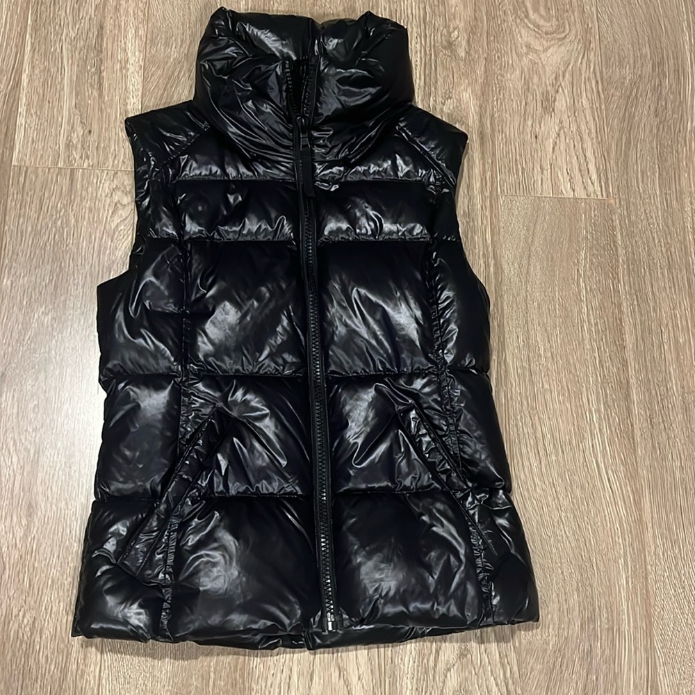 By Aqua down vest with removable fur trimmed hood women’s size S